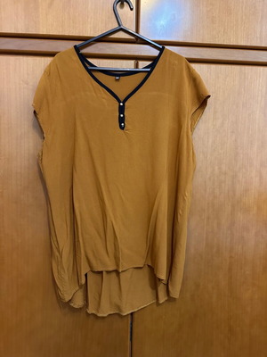 Blouse brown/mustard size XL like new with buttons and V neckline
