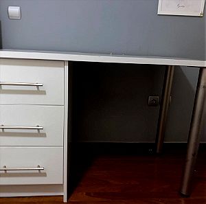 Άσπρο minimal γραφείο με 3 συρτάρια ,ελαφρώς μεταχειρισμένο