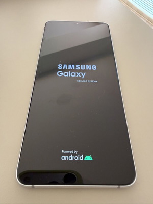 Samsung Galaxy S21+ 5G like new with 6 original cases and box