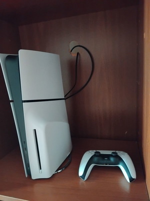 Sony PlayStation 5 Slim 1TB κονσόλα σαν καινούργιο με μεταλλικό σταντ