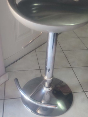 Bar stools set of 2 like new, grey seat with metal frame and adjustable height
