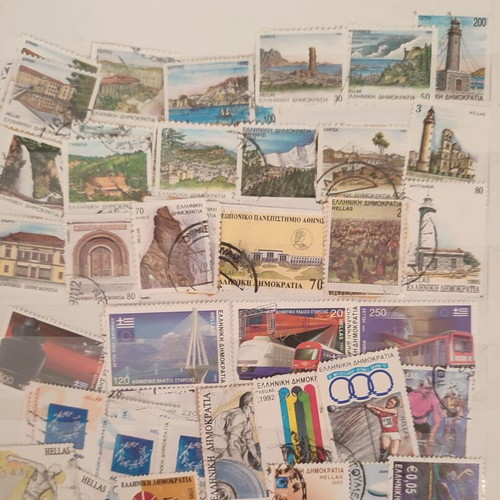 Stamp collection like new, 500+ worldwide in album