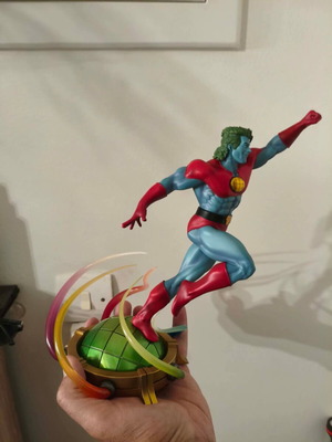 Captain Planet Iron Studio 1/10 figure like new with box