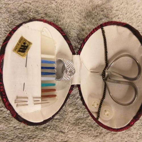 Sewing set new, mini shell-shaped with pearl closure