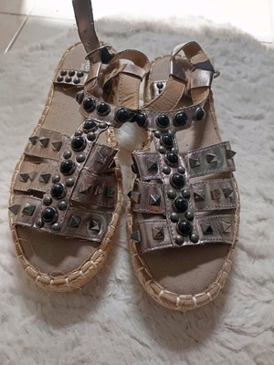 Migato platform sandals No 37 like new, metallic color with studs