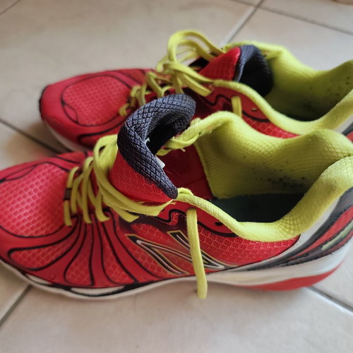 New Balance 890v3 running shoes used, size 45, black and red