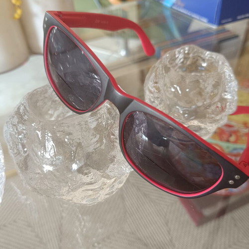 Sunglasses with 2.5 reading lenses like new, black and red