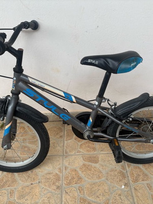 BMX ποδήλατο μεταχειρισμένο για αγόρι με βοηθητικές ρόδες και κράνος