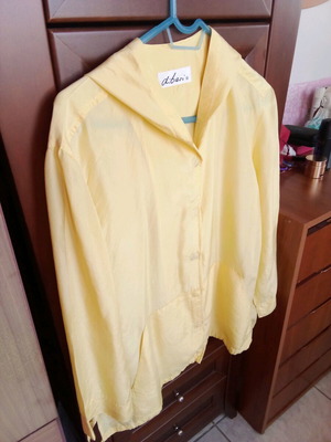 Summer jacket yellow size 40 with magnetic buttons and hood like new