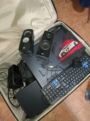 Computer like new with Philips monitor and speakers