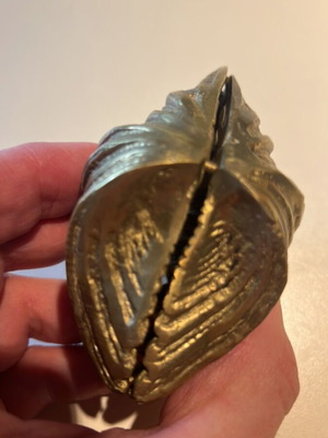 Brass press-papiers in clam shell shape like new