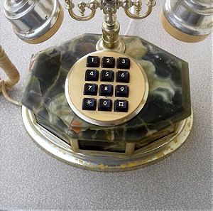Vintage τηλέφωνο σε πολύ καλή κατάσταση. Όμορφο διακοσμητικό κομμάτι.