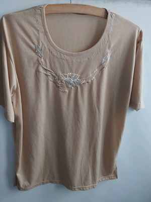 Short-sleeve blouse XL like new, beige with silver patterns