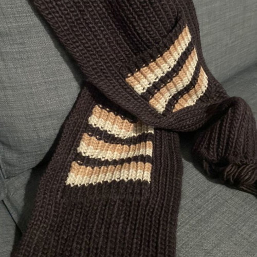 Doca scarf like new, brown with pockets for hands