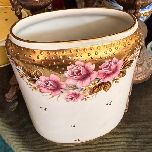 Porcelain vase used with handmade painting and floral design