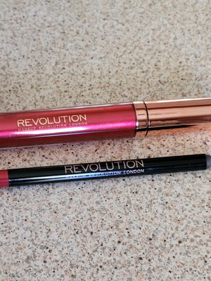 Revolution Beauty Retro Lux Metallic "Regent" lip set like new