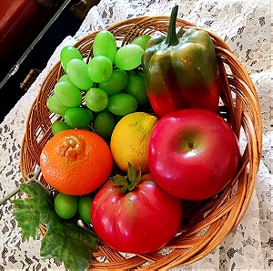10€ καλάθι ψάθινο με φρούτα. Η διάμετρος στο καλάθι είναι 26 πόντοι και τα φρούτα 6 τεμάχια.
