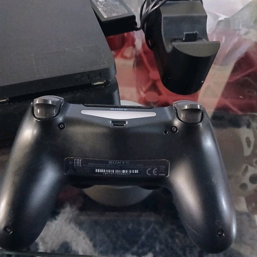 PS4 конзола като нова с контролер, оригинална кутия, кабели и инструкции