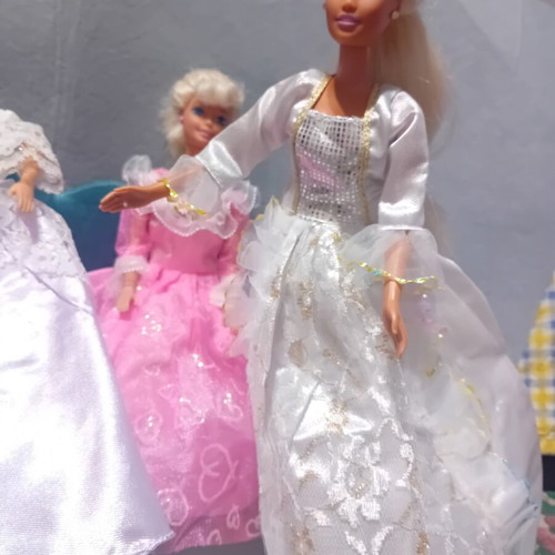 Barbies lot No7 vintage with dresses