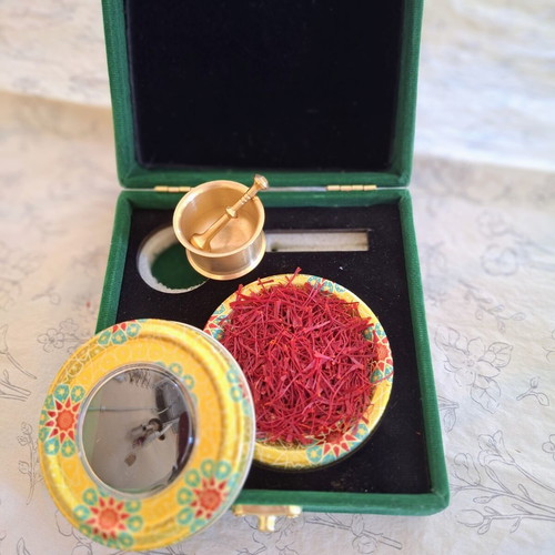 Authentic Persian Saffron Gift Set new, decorative plate and brass mortar