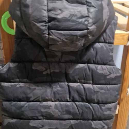 Benetton sleeveless jacket like new, thick and warm, for 4-5 years old