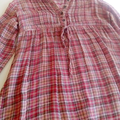 Women’s shirt size large like new, red