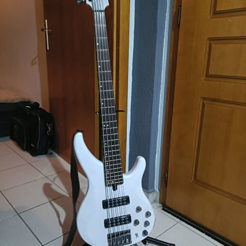 Yamaha TRBX-505 5-string bass guitar