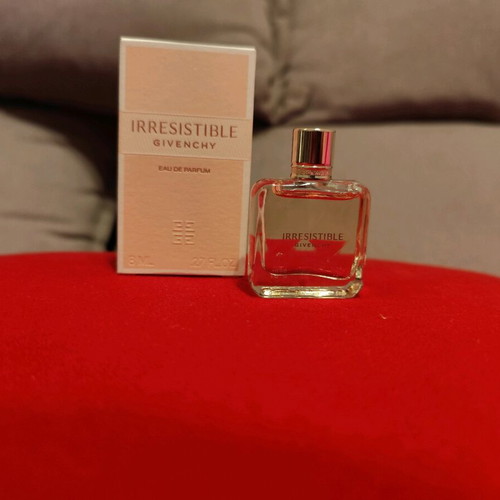 Irresistible Givenchy miniature perfume new, 5 ml