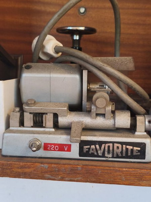 Favorite engraving and diamond cutting machine used, precision tool