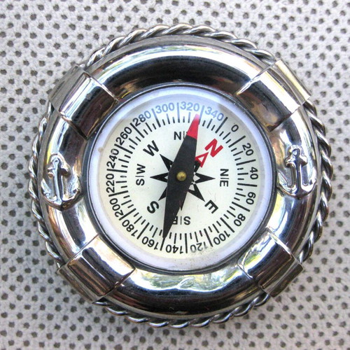 Table compass used in the shape of a sailor's lifebuoy