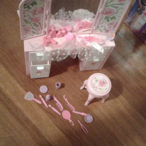 Barbie 2 in 1 set like new with extra pieces
