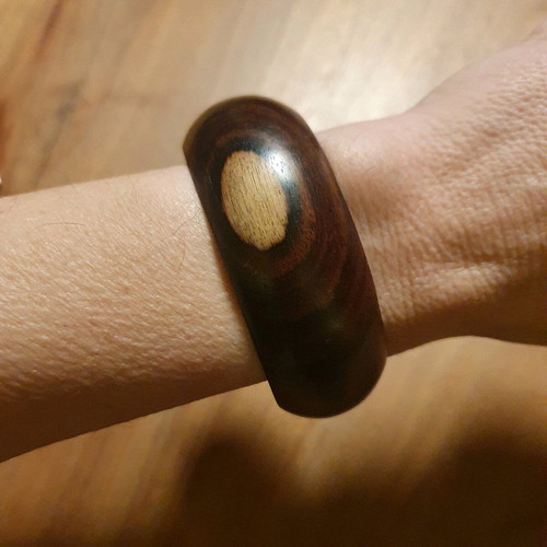 Wooden bracelet like new, brown colors with grain