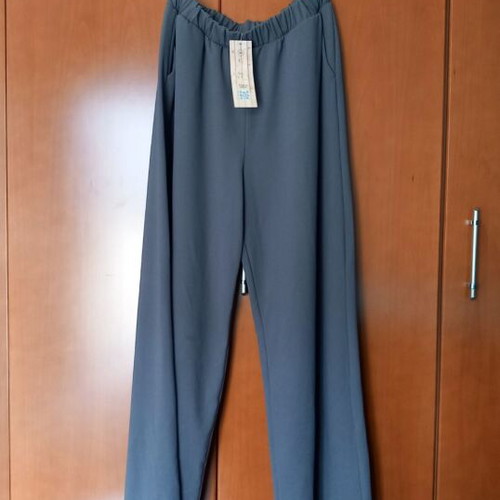 Gray pants new with wide legs and side pockets