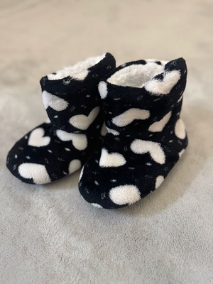 Children's slippers new, size 24-25, black and white