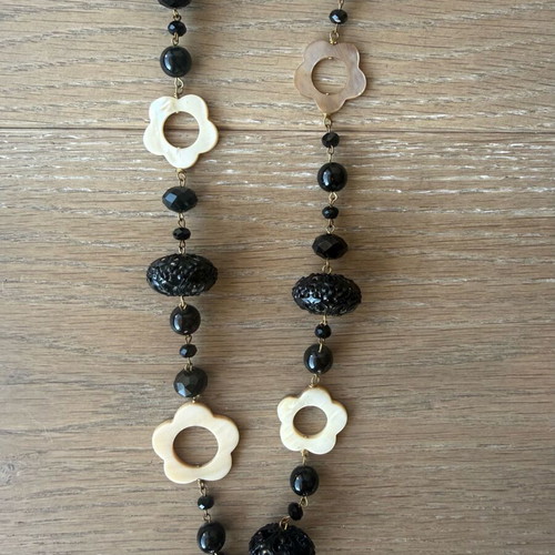 Long necklace like new with black beads and mother of pearl flower decorations