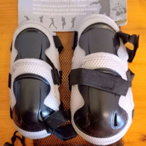 LiveUp Sports kids protective set like new with knee and elbow pads