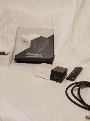Mini projector like new with screen and HDMI cable