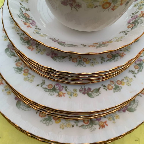 Royal Kent 32-Piece Dinner and Tea Set like new