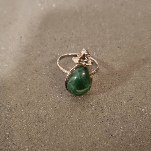 Ring with green iridescent stone new
