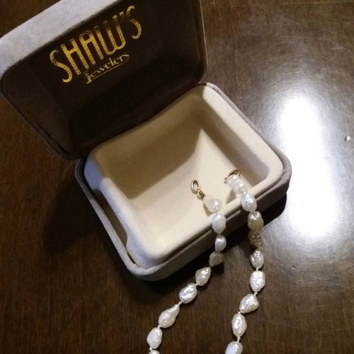 Bracelet with pearls used