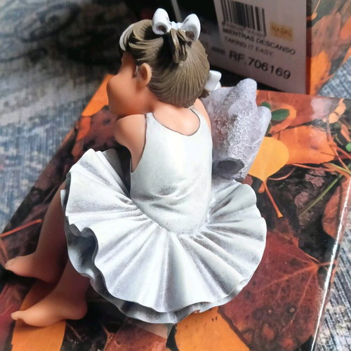Collectible porcelain figurine Mientras Descanso Nadal Studio new