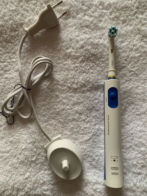 Oral-B electric toothbrush used, rechargeable