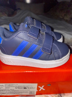 Adidas Детска спортна обувка номер 23 като нова синя