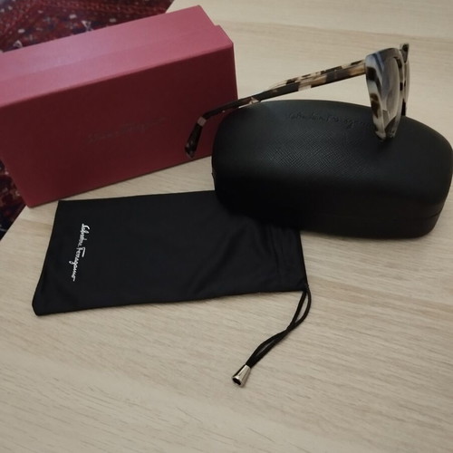 Ferragamo sunglasses like new, black and brown
