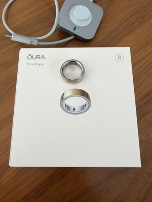 Oura Ring 4 Gold μέγεθος 8 σαν καινούργιο με αυθεντικό κουτί και παρελκόμενα