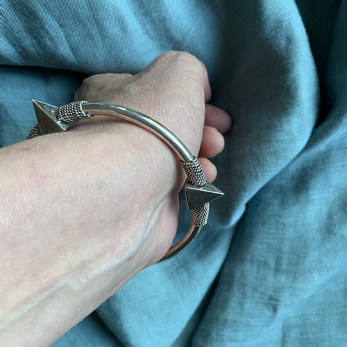 Silver handmade bracelet like new with triangular details, unisex