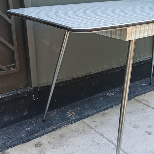 Formica dining table foldable with metal legs like new