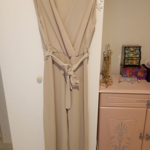 Beige jumpsuit like new, elastic waist, pleated bottom, size S