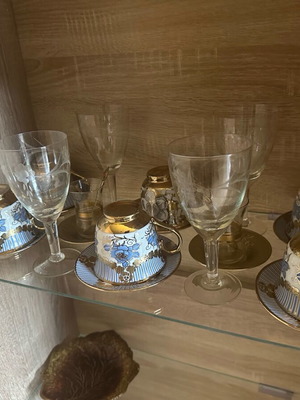 Porcelain cup set like new, collectible with gold color