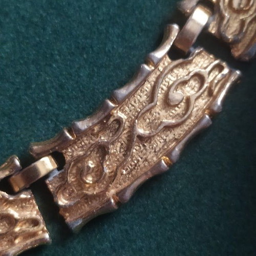 Women's Necklace metallic gold color like new